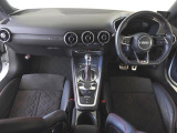Audiのインテリアはエクステリア同様、優れたデザイン性とクオリティ、そして機能性を兼ね備えております。