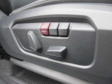 運転席メモリー付きフロント電動シート装備。