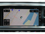 ボタンやスイッチに代わり、フラットな高解像度モニターで車両のセッティングやインフォテインメントを直感的に操作することが可能に。