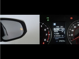 隣車線を走る車両をレーダーで検知し、ドアミラーでは確認しにくい後側方エリアに存在する車両に加え、急接近してくる車両も検知します。車両を検知するとドアミラーに搭載されたLEDインジケーターが点灯します。