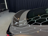 ウィング自体もカーボン製で、軽量かつ剛性の高い素材を採用。モーター負荷の低減と高速走行時の安定性に寄与