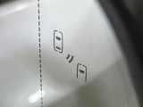 【ブラインドスポットモニター】走行中、ドアミラーの死角になりやすい箇所に後続車が接近するとサイドミラーのレンズに警告を表示!ドライバーに注意喚起をしてくれます。