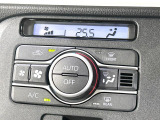 【オートエアコン】一度お好みの温度に設定すれば、車内の温度を検知し風量や温度を自動で調整。暑い…寒い…と何度もスイッチ操作をする必要はありません。快適な車内空間には必須の機能ですね♪