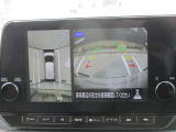 真上から見下ろすような映像で、車庫入れや縦列駐車時に、自車と駐車位置の関係をひと目で確認でき、スムースな駐車をサポート。動く物を検知してお知らせすることで、発進時の安全確認をサポートします。