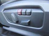 運転席メモリー付きフロント電動シート装備。