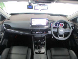 黒を基調とした車内空間。おちついた雰囲気です。12.3インチナビが大きく見やすい!