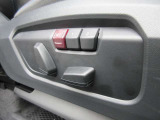 運転席メモリー付きフロント電動シート装備。