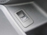 電動リアゲート装備です。バンパー下でのキックスイッチも装備されております。