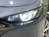 【LEDヘッドライト】悪天候や夜間走行時も良好な視界を確保し安心して運転できる高輝度LEDヘッドライトを装備!点灯速度が早く、消費電力も抑えられています。