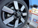 純正15インチアルミホイール装着で、タイヤサイズは『185/65R15』となっております!