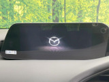 【8.8インチマツダコネクト】車内の雰囲気にマッチした大型のディスプレイ。スマホ接続でのナビ使用やBluetooth再生等、様々な機能が楽しめます。直感的なダイヤル操作が可能で、使い勝手も良好です。