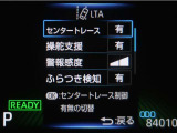 レーンディパーチャーアラートとは車線または走路からの逸脱の可能性を警告すると共に、車線または走路からの逸脱を避けるためのハンドル操作の一部を支援する機能です。詳細は販売店スタッフまでおたずねください。