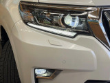 【LEDヘッドライト】悪天候や夜間走行時も良好な視界を確保し安心して運転できる高輝度LEDヘッドライトを装備!点灯速度が早く、消費電力も抑えられています。