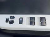 【電動格納ミラー】サイドミラーは電動格納式となっており、狭い駐車場でもキズがつくリスクを抑えられます。