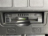 【ETC】有料道路を利用する際に料金所で停止することなく通過できる、ETC車載器(ノンストップ自動料金収受システム機器)が装備されています。セットアップを行うことで利用可能になります。