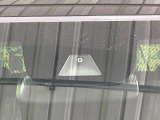 【ホンダセンシング】走行中に前方の車両等を認識し、衝突しそうな時は警報とブレーキで衝突回避と被害軽減をアシスト。より安全にドライブをお楽しみいただけます。