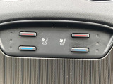 【シートベンチレーション】夏場は涼しい風でお尻や背中の熱やムレを防ぎ、冬はエアコンよりも早く温まってポカポカに!季節を問わず快適に過ごせます。