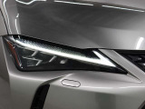 LEDヘッドランプにはアダプティブハイビームシステム「AHS」を採用。光検出カメラで車両検出をし、先行車や対向車に直接ハイビームを当てないように部分遮光します。