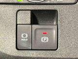 指先だけで簡単に操作が可能な電動パーキングブレーキを採用。「HOLD」スイッチを押すと、渋滞や信号待ちなどでブレーキペダルから足を離しても、ブレーキを保持するので安心です