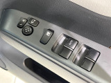 【電動格納ミラー】サイドミラーは電動格納式となっており、狭い駐車場でもキズがつくリスクを抑えられます。
