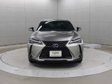 スピンドルグリルはブロックメッシュ形状とし、角度によって表情を変えるUX独自のデザインを採用し、力強さを表現しています。