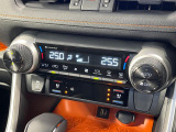 【シートベンチレーション】夏場は涼しい風でお尻や背中の熱やムレを防ぎ、冬はエアコンよりも早く温まってポカポカに!季節を問わず快適に過ごせます。