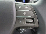 ステアリングスイッチ付き。前方から目を離すことなく操作することが可能なのでわき見運転の防止に!