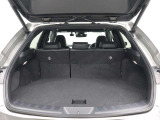 最大荷室長約790mm、最大横幅約1,250mm、荷室容量220L(アンダーデッキを含まず)のラゲージスペース。すっきりとしたバックドアオープニング開口も実現しています。