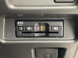 【ETC】有料道路を利用する際に料金所で停止することなく通過できる、ETC車載器(ノンストップ自動料金収受システム機器)が装備されています。セットアップを行うことで利用可能になります。