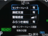 レーンディパーチャーアラートとは車線または走路からの逸脱の可能性を警告すると共に、車線または走路からの逸脱を避けるためのハンドル操作の一部を支援する機能です。詳細は販売店スタッフまでおたずねください。