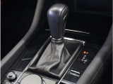 【シフトレバー】シフトもとても操作しやすいデザインになっております。運転する人の事を第一に考えた操作性の高い仕様です。