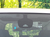 【エマージェンシーブレーキ】走行中に前方の車両等を認識し、衝突しそうな時は警報とブレーキで衝突回避と被害軽減をアシスト。より安全にドライブをお楽しみいただけます。