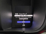 【路外逸脱抑制機能】はみ出しそうなとき、ディスプレー表示とステアリング振動の警告で注意を促すとともに、車線内へ戻るようにステアリング操作を支援します。機能には限界があるためご注意ください。