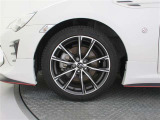 機敏さを引き立てる純正アルミ 215/45 R17 装着!