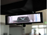 【インテリジェント ルームミラー】車両後方のカメラ映像をミラー面に映し出します!車内の状況や天候に左右されず、夜間はカメラの感度をアップさせることにより、いつでもクリアな後方視界が得られま!