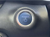エンジンスタートボタンです。キーが車内にあれば、エンジンの始動・停止はブレーキを踏んでスイッチを押すだけ!キーを取り出す手間を省き、ワンプッシュでエンジンを操作するので簡単でスムーズです。