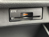 【ETC】有料道路を利用する際に料金所で停止することなく通過できる、ETC車載器(ノンストップ自動料金収受システム機器)が装備されています。セットアップを行うことで利用可能になります。