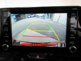 車庫入れや縦列駐車時の後方視界をサポートするバックモニターを装備!!