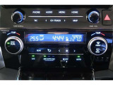 デュアルオートエアコンは運転席と助手席で温度を変えることができるので、熱い寒いでの争いは無くなります^^)これは便利!