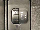 対向車や先行車への配慮が可能。積載物の状況に応じてヘッドライトの照射角度を手動調整できるスイッチ。