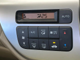 【オートエアコン】一度お好みの温度に設定すれば、車内の温度を検知し風量や温度を自動で調整。暑い…寒い…と何度もスイッチ操作をする必要はありません。快適な車内空間には必須の機能ですね♪