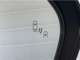 車線変更時の後方確認をアシストしてくれるブラインドスポットモニター!ドアミラーの死角を検知してくれるから車線変更もスムーズです。