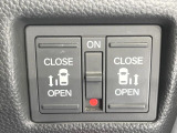【両側パワースライドドア】スマートキーや運転席のスイッチで後席両側スライドドアの開閉が可能♪電動だから力を入れてドアを開ける必要が無く、小さなお子様でも簡単に開け閉めでき快適です♪