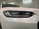 LEDヘッドライトは、点灯の瞬間から最大光量を発揮し、突然暗くなるトンネルなどでの安定感を高めます。