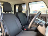 運転席まわりには十分なスペースがあり、大柄な方でもゆったり運転していただける環境です。
