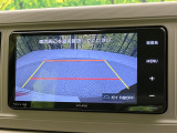 【バックカメラ】駐車時に後方がリアルタイム映像で確認できます。大型商業施設や立体駐車場での駐車時や、夜間のバック時に大活躍!運転スキルに関わらず、今や必須となった装備のひとつです!