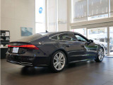 Audiの美学を追究したそのシルエットは、ダイナミクスとエレガントを融合。しかも、ボディの随所に施されたエア口ダイナミクス設計により走行性能、燃費、静粛性をも向上させています。