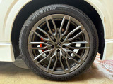 メーカーオプションの21インチFSPORT Performanceアルミホイール(ダークメタリック塗装)装備♪ 前後タイヤサイズ235/50R21 MICHELIN PILOT SPORT 4SUV