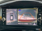 【全周囲カメラ】クルマの真上から見ているかのような映像が見れるので、駐車が苦手な方には特にうれしい装備です♪