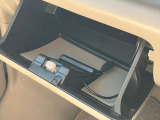 大型のグローブボックスは車検証など大きな物もすっぽりと収まるサイズとなっております。